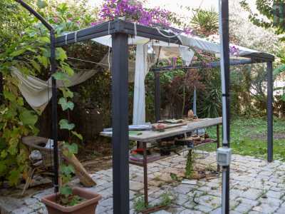 Granito ci mostra il suo laboratorio: un piccolo gazebo che protegge un tavolino...